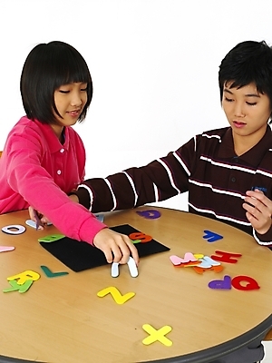 포토 JPG 스튜디오촬영 문자 기호 알파벳 영어 여자 어린이교육 교육 남자 초등학생 어린이 포즈 놀이 영어교육 사람 동양인 소녀 소년 상반신 두명 한국인 책상 글자맞추기 어린이만 국내포토 학생 가구 실내 인종 맞추기 파일형식