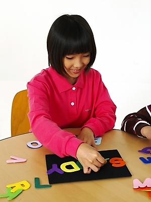 포토 JPG 스튜디오촬영 문자 기호 알파벳 영어 여자 어린이교육 교육 초등학생 어린이 포즈 놀이 영어교육 한명 사람 동양인 소녀 상반신 한국인 책상 글자맞추기 여자만 여자한명만 어린이만 소녀만 소녀한명만 국내포토 1 학생 가구 실내 인종 맞추기 파일형식