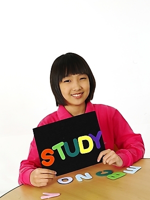 포토 JPG 스튜디오촬영 문자 기호 알파벳 영어 여자 어린이교육 교육 초등학생 어린이 포즈 놀이 영어교육 한명 사람 동양인 소녀 상반신 한국인 책상 글자맞추기 여자만 여자한명만 어린이만 소녀만 소녀한명만 국내포토 1 학생 가구 실내 인종 맞추기 파일형식