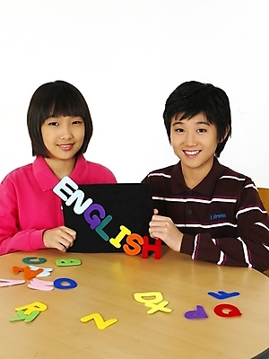 포토 JPG 스튜디오촬영 문자 기호 알파벳 영어 여자 어린이교육 교육 남자 초등학생 어린이 포즈 놀이 영어교육 사람 동양인 소녀 소년 상반신 두명 한국인 책상 글자맞추기 어린이만 국내포토 학생 가구 실내 인종 맞추기 파일형식