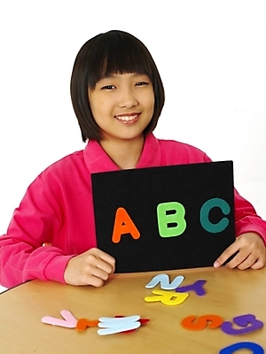 포토 JPG 스튜디오촬영 문자 기호 알파벳 영어 여자 어린이교육 교육 남자 초등학생 어린이 포즈 놀이 영어교육 한명 사람 동양인 소녀 상반신 한국인 책상 글자맞추기 어린이만 국내포토 1 학생 가구 실내 인종 맞추기 파일형식