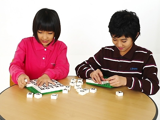 포토 JPG 스튜디오촬영 문자 기호 알파벳 영어 여자 어린이교육 교육 남자 초등학생 어린이 포즈 놀이 영어교육 사람 동양인 소녀 소년 상반신 두명 블록 한국인 책상 글자맞추기 어린이만 국내포토 학생 가구 실내 인종 맞추기 파일형식