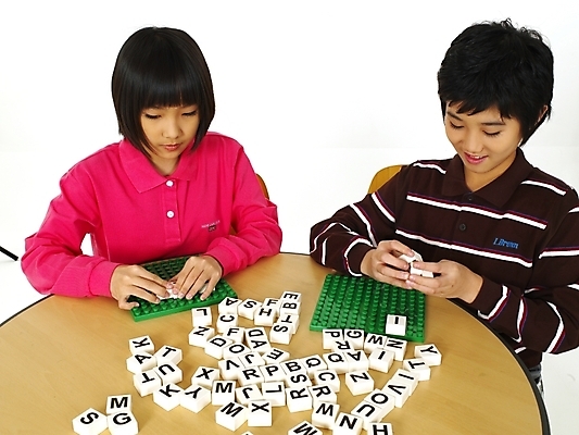 포토 JPG 스튜디오촬영 문자 기호 알파벳 영어 여자 어린이교육 교육 남자 초등학생 어린이 포즈 놀이 영어교육 사람 동양인 소녀 소년 상반신 두명 블록 한국인 책상 글자맞추기 어린이만 국내포토 학생 가구 실내 인종 맞추기 파일형식