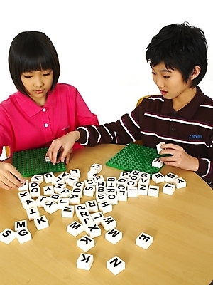 포토 JPG 스튜디오촬영 문자 기호 알파벳 영어 여자 어린이교육 교육 남자 초등학생 어린이 포즈 놀이 영어교육 사람 동양인 소녀 소년 상반신 두명 블록 한국인 책상 글자맞추기 어린이만 국내포토 학생 가구 실내 인종 맞추기 파일형식