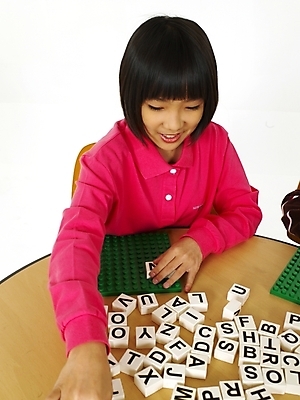 포토 JPG 스튜디오촬영 문자 기호 알파벳 영어 여자 어린이교육 교육 초등학생 어린이 포즈 놀이 영어교육 한명 사람 동양인 소녀 상반신 블록 한국인 책상 글자맞추기 여자만 여자한명만 어린이만 소녀만 소녀한명만 국내포토 1 학생 가구 실내 인종 맞추기 파일형식