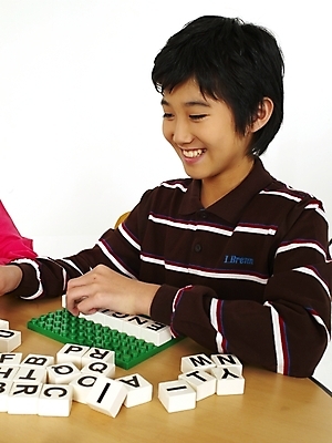 포토 JPG 스튜디오촬영 문자 기호 알파벳 영어 어린이교육 교육 남자 초등학생 어린이 포즈 놀이 영어교육 한명 사람 동양인 소년 상반신 블록 한국인 책상 글자맞추기 남자만 남자한명만 어린이만 소년만 소년한명만 국내포토 1 학생 가구 실내 인종 맞추기 파일형식