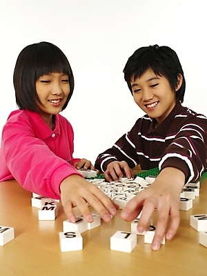 포토 JPG 스튜디오촬영 문자 기호 알파벳 영어 여자 어린이교육 교육 남자 초등학생 어린이 포즈 놀이 영어교육 사람 동양인 소녀 소년 상반신 두명 블록 한국인 책상 글자맞추기 어린이만 국내포토 학생 가구 실내 인종 맞추기 파일형식