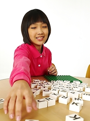 포토 JPG 스튜디오촬영 문자 기호 알파벳 영어 여자 어린이교육 교육 초등학생 어린이 포즈 놀이 영어교육 한명 사람 동양인 소녀 상반신 블록 한국인 책상 글자맞추기 여자만 여자한명만 어린이만 소녀만 소녀한명만 국내포토 1 학생 가구 실내 인종 맞추기 파일형식