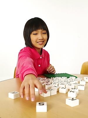 포토 JPG 스튜디오촬영 문자 기호 알파벳 영어 여자 어린이교육 교육 초등학생 어린이 포즈 놀이 영어교육 한명 사람 동양인 소녀 상반신 블록 한국인 책상 글자맞추기 여자만 여자한명만 어린이만 소녀만 소녀한명만 국내포토 1 학생 가구 실내 인종 맞추기 파일형식