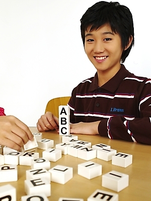 포토 JPG 스튜디오촬영 문자 기호 알파벳 영어 어린이교육 교육 남자 초등학생 어린이 포즈 놀이 영어교육 한명 사람 동양인 소년 상반신 블록 한국인 책상 글자맞추기 남자만 남자한명만 어린이만 소년만 소년한명만 국내포토 1 학생 가구 실내 인종 맞추기 파일형식