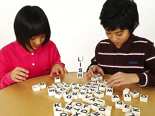 포토 JPG 스튜디오촬영 문자 기호 알파벳 영어 여자 어린이교육 교육 남자 초등학생 어린이 포즈 놀이 영어교육 사람 동양인 소녀 소년 상반신 두명 블록 한국인 책상 글자맞추기 어린이만 국내포토 학생 가구 실내 인종 맞추기 파일형식