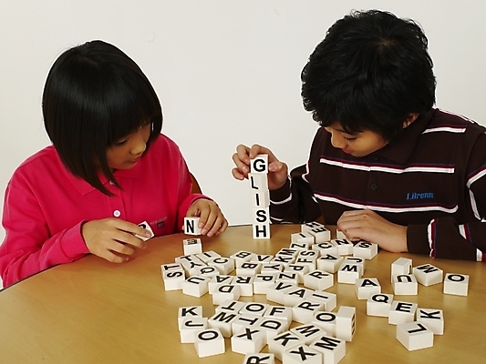 포토 JPG 스튜디오촬영 문자 기호 알파벳 영어 여자 어린이교육 교육 남자 초등학생 어린이 포즈 놀이 영어교육 사람 동양인 소녀 소년 상반신 두명 블록 한국인 책상 글자맞추기 어린이만 국내포토 학생 가구 실내 인종 맞추기 파일형식