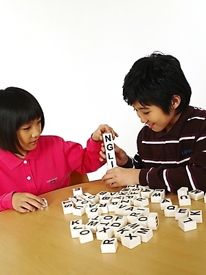 포토 JPG 스튜디오촬영 문자 기호 알파벳 영어 여자 어린이교육 교육 남자 초등학생 어린이 포즈 놀이 영어교육 사람 동양인 소녀 소년 상반신 두명 블록 한국인 책상 글자맞추기 어린이만 국내포토 학생 가구 실내 인종 맞추기 파일형식