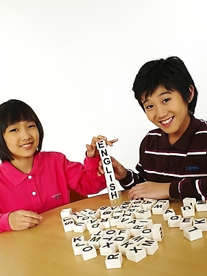 포토 JPG 스튜디오촬영 문자 기호 알파벳 영어 여자 어린이교육 교육 남자 초등학생 어린이 포즈 놀이 영어교육 사람 동양인 소녀 소년 상반신 두명 블록 한국인 책상 글자맞추기 어린이만 국내포토 학생 가구 실내 인종 맞추기 파일형식