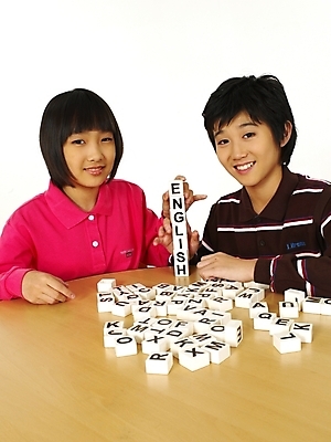 포토 JPG 스튜디오촬영 문자 기호 알파벳 영어 여자 어린이교육 교육 남자 초등학생 어린이 포즈 놀이 영어교육 사람 동양인 소녀 소년 상반신 두명 블록 한국인 책상 글자맞추기 어린이만 국내포토 학생 가구 실내 인종 맞추기 파일형식