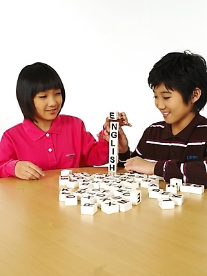 포토 JPG 스튜디오촬영 문자 기호 알파벳 영어 여자 어린이교육 교육 남자 초등학생 어린이 포즈 놀이 영어교육 사람 동양인 소녀 소년 상반신 두명 블록 한국인 책상 글자맞추기 어린이만 국내포토 학생 가구 실내 인종 맞추기 파일형식