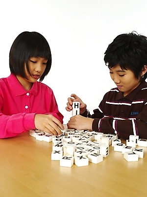 포토 JPG 스튜디오촬영 문자 기호 알파벳 영어 여자 어린이교육 교육 남자 초등학생 어린이 포즈 놀이 영어교육 사람 동양인 소녀 소년 상반신 두명 블록 한국인 책상 글자맞추기 어린이만 국내포토 학생 가구 실내 인종 맞추기 파일형식