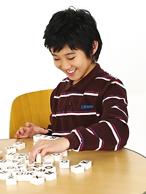 포토 JPG 스튜디오촬영 문자 기호 알파벳 영어 어린이교육 교육 남자 초등학생 어린이 포즈 의자 놀이 영어교육 한명 사람 동양인 소년 상반신 블록 한국인 책상 글자맞추기 남자만 남자한명만 어린이만 소년만 소년한명만 국내포토 1 학생 가구 실내 인종 맞추기 파일형식