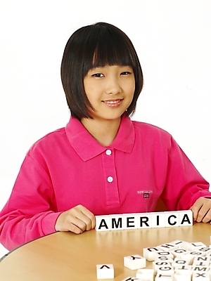 포토 JPG 스튜디오촬영 문자 기호 알파벳 영어 여자 어린이교육 교육 초등학생 어린이 포즈 놀이 영어교육 한명 사람 동양인 소녀 상반신 블록 한국인 책상 글자맞추기 여자만 여자한명만 어린이만 소녀만 소녀한명만 국내포토 1 학생 가구 실내 인종 맞추기 파일형식