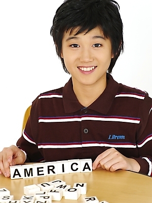 포토 JPG 스튜디오촬영 문자 기호 알파벳 영어 어린이교육 교육 남자 초등학생 어린이 포즈 놀이 영어교육 한명 사람 동양인 소년 상반신 블록 한국인 책상 글자맞추기 남자만 남자한명만 어린이만 소년만 소년한명만 국내포토 1 학생 가구 실내 인종 맞추기 파일형식