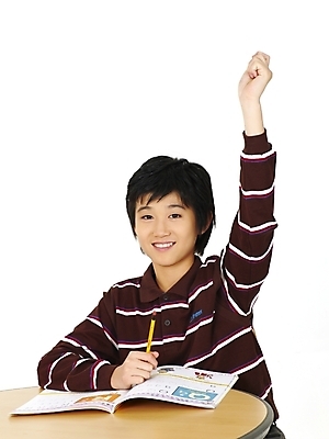 포토 JPG 스튜디오촬영 손 어린이교육 교육 남자 초등학생 어린이 포즈 영어교육 한명 사람 동양인 소년 상반신 책 연필 펜 한국인 발표 질문 책상 교과서 팔 남자만 남자한명만 어린이만 소년만 소년한명만 국내포토 1 학생 영어 가구 학용품 교재 실내 인종 신체부위 필기구 파일형식