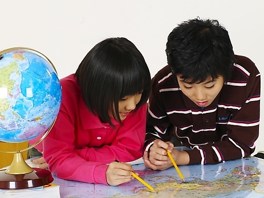 포토 JPG 스튜디오촬영 문자 기호 알파벳 영어 여자 어린이교육 교육 남자 초등학생 어린이 포즈 세계지도 지도 놀이 영어교육 사람 동양인 소녀 소년 상반신 두명 책 연필 펜 지구본 블록 한국인 책상 교과서 글자맞추기 어린이만 국내포토 학생 가구 학용품 교재 실내 인종 세계 필기구 맞추기 파일형식