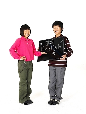 포토 JPG 스튜디오촬영 전신 문자 기호 알파벳 영어 여자 어린이교육 교육 남자 초등학생 어린이 포즈 안내 알림판 영어교육 누끼 사람 동양인 소녀 소년 두명 칠판 한국인 낙서 알림 어린이만 국내포토 학생 실내 인종 파일형식