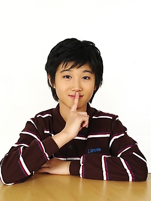 포토 JPG 스튜디오촬영 어린이교육 교육 남자 초등학생 어린이 포즈 생각 탁자 영어교육 한명 사람 동양인 손짓 소년 상반신 한국인 책상 정숙 남자만 남자한명만 어린이만 소년만 소년한명만 국내포토 1 학생 영어 가구 모션 실내 인종 파일형식