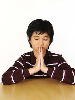 포토 JPG 스튜디오촬영 어린이교육 교육 남자 초등학생 어린이 포즈 탁자 영어교육 한명 사람 동양인 소년 상반신 한국인 기도 책상 남자만 남자한명만 어린이만 소년만 소년한명만 국내포토 1 학생 영어 가구 실내 인종 파일형식