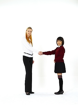 포토 JPG 스튜디오촬영 전신 서양인 외국인 영어 여자 교육 교복 초등학생 포즈 악수 영어교육 누끼 사람 동양인 두명 교사 한국인 인사 영어교사 조기유학 여자만 어린이만 소녀만 국내포토 직업 문자 학생 옷 실내 인종 손짓 예절 유학 파일형식
