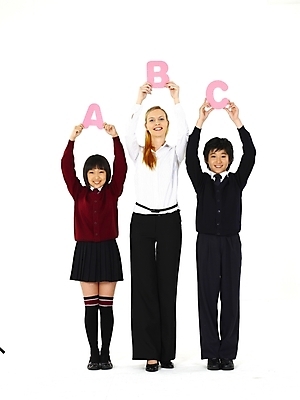 포토 JPG 스튜디오촬영 전신 서양인 외국인 문자 기호 알파벳 영어 여자 교육 남자 교복 초등학생 포즈 영어교육 누끼 사람 동양인 세명 교사 한국인 B 영어교사 A 조기유학 C 어린이만 국내포토 직업 학생 옷 실내 인종 유학 파일형식
