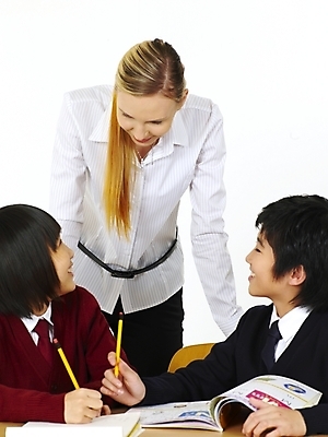 포토 JPG 스튜디오촬영 서양인 외국인 영어 여자 교육 남자 교복 초등학생 포즈 의자 탁자 수업 영어교육 사람 동양인 상반신 세명 연필 펜 교사 한국인 책상 교과서 영어교사 조기유학 어린이만 국내포토 직업 문자 학생 옷 가구 학용품 교재 실내 인종 필기구 유학 파일형식