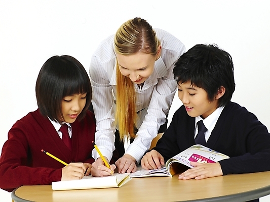 포토 JPG 스튜디오촬영 서양인 외국인 영어 여자 교육 남자 교복 초등학생 포즈 의자 탁자 수업 영어교육 사람 동양인 상반신 세명 연필 펜 교사 한국인 책상 교과서 영어교사 조기유학 어린이만 국내포토 직업 문자 학생 옷 가구 학용품 교재 실내 인종 필기구 유학 파일형식