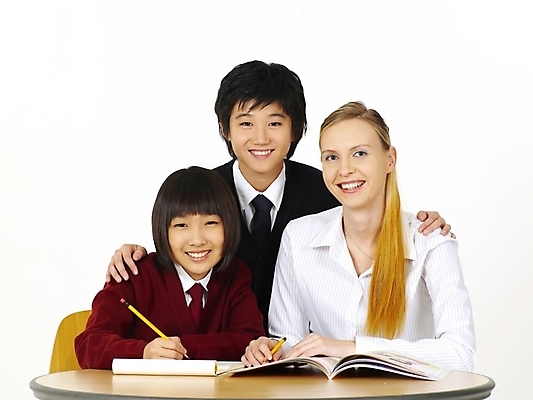 포토 JPG 스튜디오촬영 서양인 외국인 영어 여자 교육 남자 교복 초등학생 포즈 의자 탁자 수업 영어교육 사람 동양인 상반신 세명 연필 펜 교사 한국인 책상 교과서 영어교사 조기유학 어린이만 국내포토 직업 문자 학생 옷 가구 학용품 교재 실내 인종 필기구 유학 파일형식