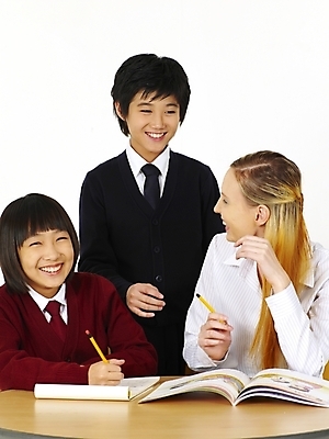 포토 JPG 스튜디오촬영 서양인 외국인 영어 여자 교육 남자 교복 초등학생 포즈 의자 탁자 수업 영어교육 사람 동양인 상반신 세명 연필 펜 교사 한국인 책상 교과서 영어교사 조기유학 어린이만 국내포토 직업 문자 학생 옷 가구 학용품 교재 실내 인종 필기구 유학 파일형식