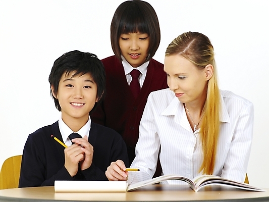 포토 JPG 스튜디오촬영 서양인 외국인 영어 여자 교육 남자 교복 초등학생 포즈 의자 탁자 수업 영어교육 사람 동양인 상반신 세명 연필 펜 교사 한국인 책상 교과서 영어교사 조기유학 어린이만 국내포토 직업 문자 학생 옷 가구 학용품 교재 실내 인종 필기구 유학 파일형식