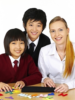 포토 JPG 스튜디오촬영 서양인 외국인 문자 기호 알파벳 영어 여자 교육 남자 교복 초등학생 포즈 놀이 탁자 수업 알림판 영어교육 사람 동양인 상반신 세명 교사 한국인 게임 책상 영어교사 조기유학 자석글씨 어린이만 국내포토 직업 학생 옷 가구 실내 인종 유학 파일형식