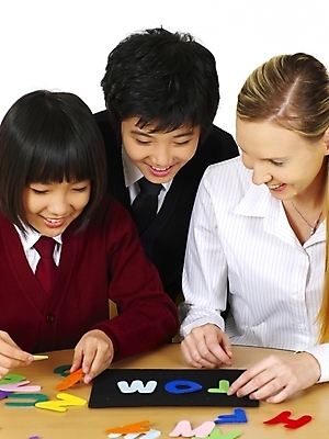 포토 JPG 스튜디오촬영 서양인 외국인 문자 기호 알파벳 영어 여자 교육 남자 교복 초등학생 포즈 놀이 탁자 수업 알림판 영어교육 사람 동양인 상반신 세명 교사 한국인 게임 책상 영어교사 조기유학 자석글씨 어린이만 국내포토 직업 학생 옷 가구 실내 인종 유학 파일형식