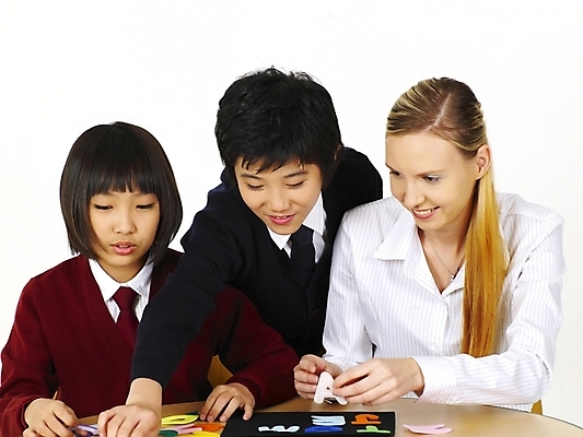 포토 JPG 스튜디오촬영 서양인 외국인 문자 기호 알파벳 영어 여자 교육 남자 교복 초등학생 포즈 놀이 탁자 수업 알림판 영어교육 사람 동양인 상반신 세명 교사 한국인 게임 책상 영어교사 조기유학 자석글씨 어린이만 국내포토 직업 학생 옷 가구 실내 인종 유학 파일형식