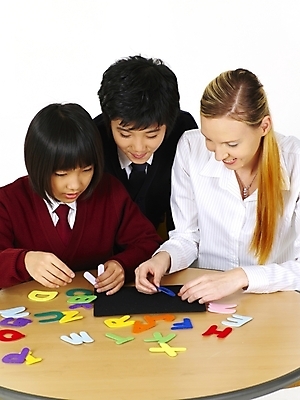 포토 JPG 스튜디오촬영 서양인 외국인 문자 기호 알파벳 영어 여자 교육 남자 교복 초등학생 포즈 놀이 탁자 수업 알림판 영어교육 사람 동양인 상반신 세명 교사 한국인 게임 책상 영어교사 조기유학 자석글씨 어린이만 국내포토 직업 학생 옷 가구 실내 인종 유학 파일형식