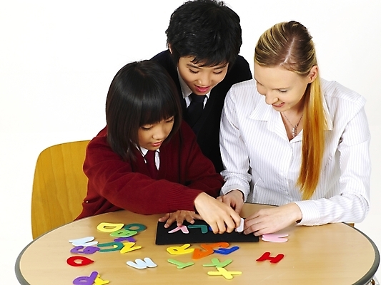 포토 JPG 스튜디오촬영 서양인 외국인 문자 기호 알파벳 영어 여자 교육 남자 교복 초등학생 포즈 놀이 탁자 수업 알림판 영어교육 사람 동양인 상반신 세명 교사 한국인 게임 책상 영어교사 조기유학 자석글씨 어린이만 국내포토 직업 학생 옷 가구 실내 인종 유학 파일형식