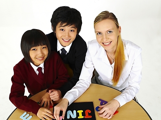 포토 JPG 스튜디오촬영 서양인 외국인 문자 기호 알파벳 영어 여자 교육 남자 교복 초등학생 포즈 놀이 탁자 수업 알림판 영어교육 사람 동양인 상반신 세명 교사 한국인 게임 책상 영어교사 조기유학 자석글씨 어린이만 국내포토 직업 학생 옷 가구 실내 인종 유학 파일형식