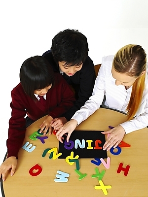 포토 JPG 스튜디오촬영 서양인 외국인 문자 기호 알파벳 영어 여자 교육 남자 교복 초등학생 포즈 놀이 탁자 수업 알림판 영어교육 사람 동양인 상반신 세명 교사 한국인 게임 책상 영어교사 조기유학 자석글씨 어린이만 국내포토 직업 학생 옷 가구 실내 인종 유학 파일형식