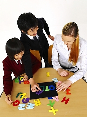 포토 JPG 스튜디오촬영 서양인 외국인 문자 기호 알파벳 영어 여자 교육 남자 교복 초등학생 포즈 놀이 탁자 수업 알림판 영어교육 사람 동양인 상반신 세명 교사 한국인 게임 책상 영어교사 조기유학 자석글씨 어린이만 국내포토 직업 학생 옷 가구 실내 인종 유학 파일형식