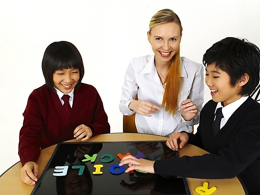 포토 JPG 스튜디오촬영 서양인 외국인 문자 기호 알파벳 영어 여자 교육 남자 교복 초등학생 포즈 놀이 탁자 수업 알림판 영어교육 사람 동양인 상반신 세명 교사 한국인 게임 책상 영어교사 조기유학 자석글씨 어린이만 국내포토 직업 학생 옷 가구 실내 인종 유학 파일형식