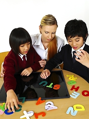 포토 JPG 스튜디오촬영 서양인 외국인 문자 기호 알파벳 영어 여자 교육 남자 교복 초등학생 포즈 놀이 탁자 수업 알림판 영어교육 사람 동양인 상반신 세명 교사 한국인 게임 책상 영어교사 조기유학 자석글씨 어린이만 국내포토 직업 학생 옷 가구 실내 인종 유학 파일형식