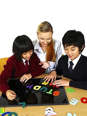 포토 JPG 스튜디오촬영 서양인 외국인 문자 기호 알파벳 영어 여자 교육 남자 교복 초등학생 포즈 놀이 탁자 수업 알림판 영어교육 사람 동양인 상반신 세명 교사 한국인 게임 책상 영어교사 조기유학 자석글씨 어린이만 국내포토 직업 학생 옷 가구 실내 인종 유학 파일형식