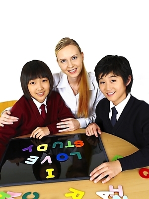 포토 JPG 스튜디오촬영 서양인 외국인 문자 기호 알파벳 영어 여자 교육 남자 교복 초등학생 포즈 놀이 탁자 수업 알림판 영어교육 사람 동양인 상반신 세명 교사 한국인 게임 책상 영어교사 조기유학 자석글씨 어린이만 국내포토 직업 학생 옷 가구 실내 인종 유학 파일형식