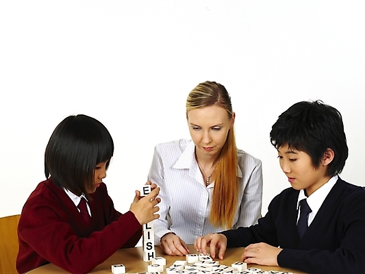 포토 JPG 스튜디오촬영 서양인 외국인 문자 기호 알파벳 영어 여자 교육 남자 교복 초등학생 포즈 놀이 탁자 수업 영어교육 사람 동양인 상반신 세명 교사 블록 한국인 게임 책상 영어교사 조기유학 블록쌓기 어린이만 국내포토 직업 학생 옷 가구 실내 인종 쌓기 유학 파일형식