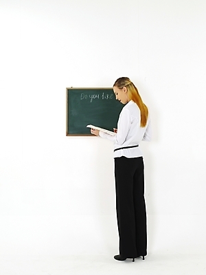 포토 JPG 스튜디오촬영 전신 서양인 외국인 여자 교육 포즈 수업 안내 알림판 영어교육 한명 누끼 사람 20대 성인 강사 교사 칠판 강의 알림 교과서 영어교사 영어학원 어학원 여자만 여자한명만 성인여자만 청년만 청년여자만 성인한명만 청년여자한명만 성인여자한명만 성인만 국내포토 직업 1 영어 교재 실내 인종 청년 학원 파일형식